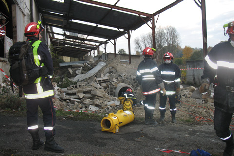 Equipo de B&uacute;squeda y Rescate Urbano (USAR) medio de los Bomberos de Emergencia Internacional