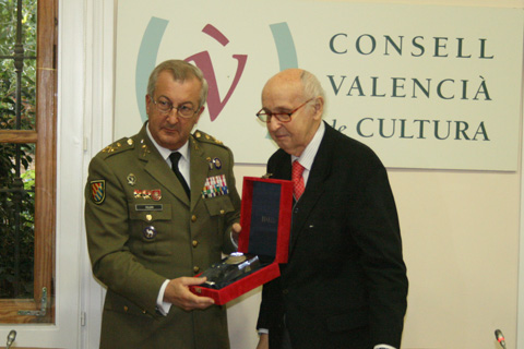 El Profesor Grisol&iacute;a entregando galard&oacute;n al teniente general Rold&aacute;n Pascual.