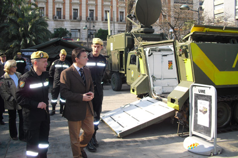 Medio centenar de efectivos dedicados a las emergencias y la seguridad ciudadana desplegaron sus medios en el antiguo cauce del rio Turia de la ciudad de Valencia