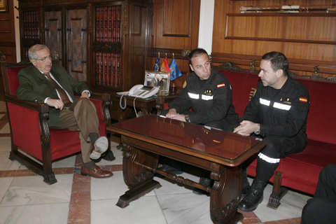 El Jefe del BIEM II con el presidente de la ciudad, Juan Jos&eacute; Imbroda Ruiz