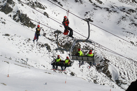 Primer entrenamiento conjunto de salvamento encaminado a reforzar la formaci&oacute;n continuada en emergencias invernales, en la estaci&oacute;n invernal de San Isidro (Le&oacute;n)