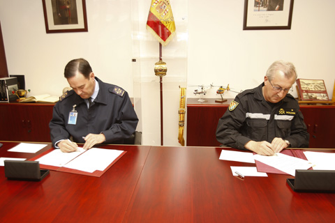 El general jefe del Mando A&eacute;reo General (GJMAGEN) del Ej&eacute;rcito del Aire, teniente general Fernando Lens Astray y, el general jefe de la Unidad Militar de Emergencias (GEJUME), teniente general Jos&eacute; Emilio Rold&aacute;n Pascual, firman el documento que fija los criterios para el ejercicio del mando operativo con car&aacute;cter permanente del 43 Grupo de Fuerzas A&eacute;reas.