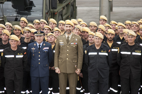 Don Felipe pos&oacute; luciendo la boina amarilla de empleo en la Unidad