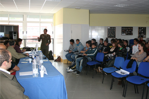 J&oacute;venes estudiantes de la ESO y un representante de la Unidad Militar de Emergencias mantienen una charla coloquio sobre la importancia de la naturaleza