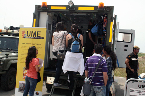 Alumnos y profesores del VIII T&iacute;tulo de Experto en Enfermer&iacute;a de Urgencias y Emergencias, son recibidos en las instalaciones del II Batall&oacute;n de Intervenci&oacute;n en Emergencias