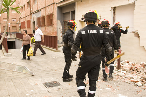 Miembros de la UME sanean fachadas mientras los vecinos recogen sus pertenencias. Foto: Fidel Santos OCP/UME