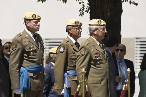 El General Jefe de la UME con los Jefes de Estado Mayor saliente y entrante