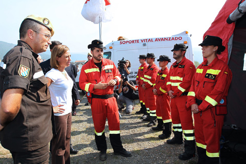 La ministra de Defensa Carme Chac&oacute;n, ha viajado a la localidad orensana de Laza, lugar en el que se ha instalado el puesto de mando del dispositivo de emergencias, para conocer sobre el terreno la situaci&oacute;n de los incendios.