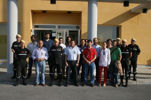 Foto de Grupo en la Entrada al Edificio de Mando