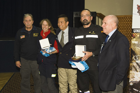 Los Team Leaders de la UME y el ERICAM reciben las banderas de los jefes del equipo de Evaluadores y del Representante de Naciones Unidas