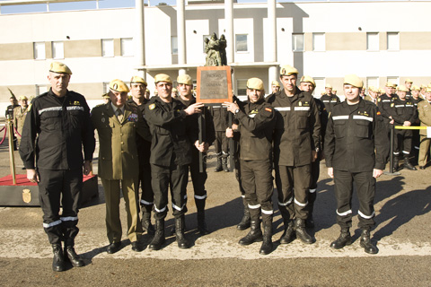 Miembros del BIEM III recogen el trofeo 'Generall Coll' 2011, entregado por el General de Ej&eacute;rcito JEME