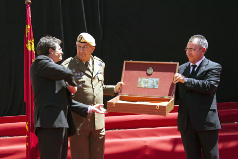 Entrega de la ense&ntilde;a nacional en la Plaza de Espa&ntilde;a