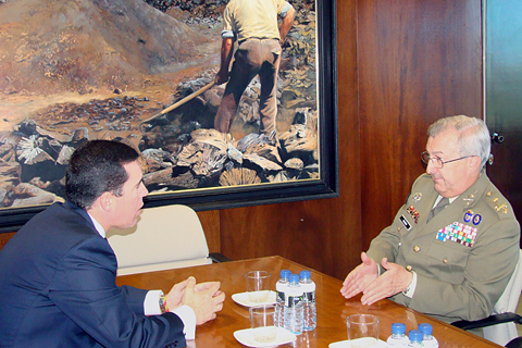 El consejero de Administraci&oacute;n P&uacute;blica, Pedro Tom&aacute;s Nevado Batalla se entrevista con el  general Rold&aacute;n