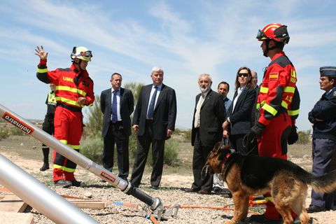 El Sr. Delegado del Gobierno en Arag&oacute;n recibiendo una explicaci&oacute;n por parte de un componente del equipo USAR del Batall&oacute;n.