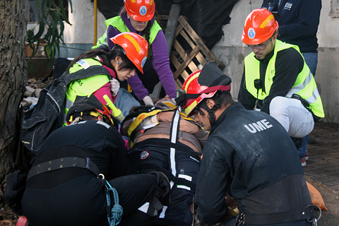 Evacuaci&oacute;n de un herido, por parte de los organismos actuantes