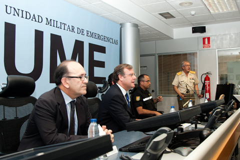 El Se&ntilde;or Silv&aacute;n atiende a las explicaciones del general Rold&aacute;n en el centro de operaciones conjunto.