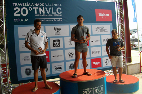 Axel Gonz&aacute;lez Camu&ntilde;as recogiendo el trofeo