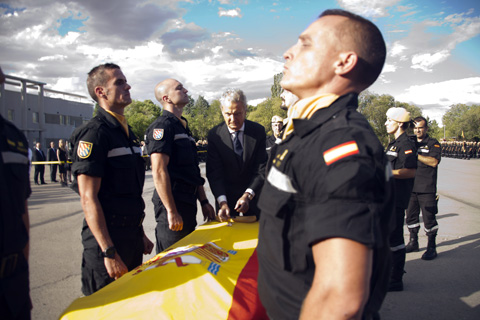 El ministro de Defensa impone al cabo 1&ordm; Guisado la Cruz al M&eacute;rito Militar con distintivo amarillo