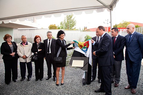 Viuda del Cabo 1&ordm; Guisado y Presidente de la Comunidad descubriendo la placa conmemorativa