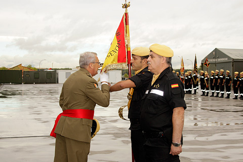 El general Rold&aacute;n besa la ense&ntilde;a nacional en su despedida tras 45 a&ntilde;os de servicio