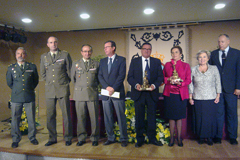 Los galardonados posan en el escenario