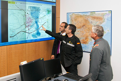 El jefe de la UME, teniente general C&eacute;sar Muro, durante su exposici&oacute;n en el Centro de Operaciones Conjunto