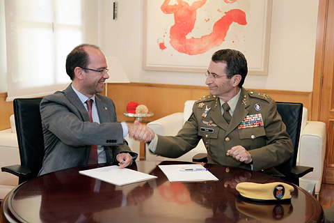 El consejero de Administraciones P&uacute;blicas del Govern, Sim&oacute;n Gorn&eacute;s, con el jefe de la UME, teniente general C&eacute;sar Muro