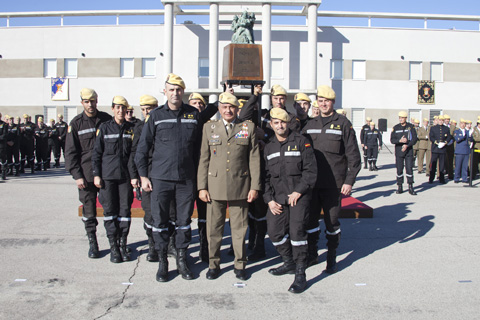 Miembros del tercer batall&oacute;n de Valencia recogiendo el trofeo &quot;General coll&quot;