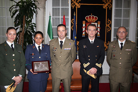 Representantes del BIEM II con el premio recibido