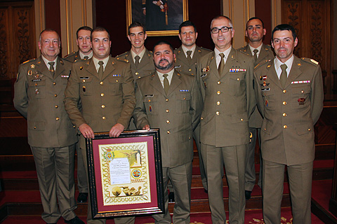 Componentes de la UIEN junto con el galard&oacute;n recibido