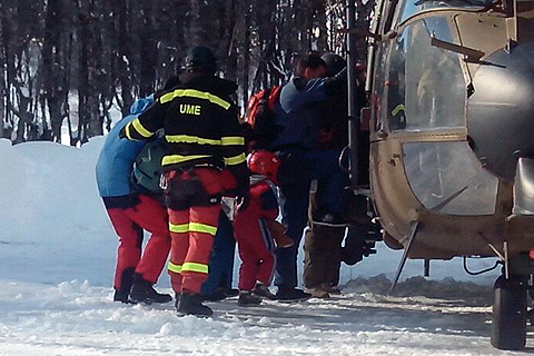 Parte del personal alojado en el balneario sube al 'Cougar' para ser evacuado