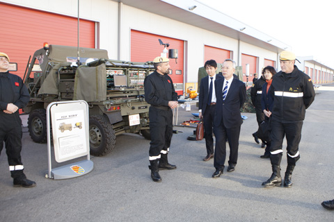 El viceministro de Defensa japon&eacute;s junto con el general Asarta asistieron a una exposici&oacute;n est&aacute;tica del equipo de B&uacute;squeda y Rescate Urbano