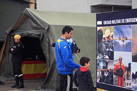 Ciudadanos visitando las capacidades desplegadas de la UME