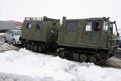 Transporte Oruga de Monta&ntilde;a (TOM) recuperando a un veh&iacute;culo atrapado.