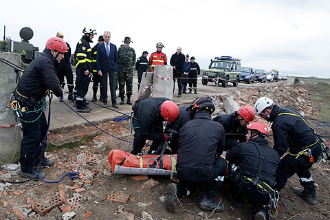 El ministro de Defensa presencia las tareas de rescate del SP USAR UME.