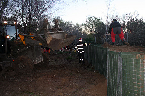 Militares de la UME durante los trabajos de un dique de contenci&oacute;n con 'Hesco-bastion' junto al r&iacute;o Genil.