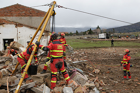 El equipo de b&uacute;squeda y rescate urbano SP USAR UME durante su participaci&oacute;n en uno de los escenarios del ejercicio