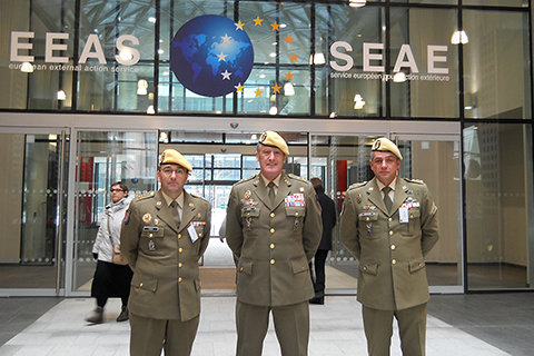 Delegaci&oacute;n de la Unidad Militar de Emergencias (UME) formada por el general adjunto al jefe de la UME, Alberto Asarta Cuevas (centro), el coronel Asesor, Javier Gallegos Garc&iacute;a-Lorenzana (derecha) y el teniente coronel jefe de Relaciones Institucionales, Jes&uacute;s A. Pe&ntilde;as Preckler