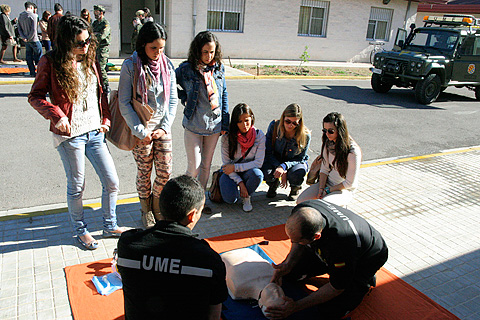 Alumnas de la Facultad de Enfermer&iacute;a en una de las pr&aacute;cticas de respiraci&oacute;n cardiovascular realizadas.