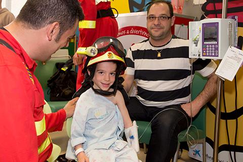 Los j&oacute;venes han podido conocer el material de la UME en el ciberaula del Hospital Infantil de Zaragoza