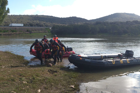 Evacuaci&oacute;n de una supuesta v&iacute;ctima rescatada en el embalse de Puente Nuevo (C&oacute;rdoba)