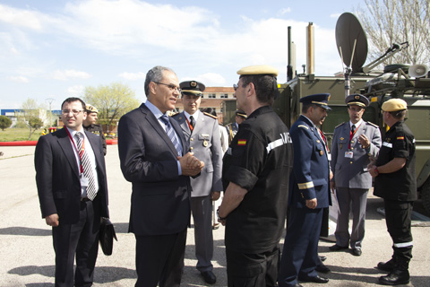 El ministro marroqu&iacute; estuvo acompa&ntilde;ado por el jefe de la UME durante su recorrido.