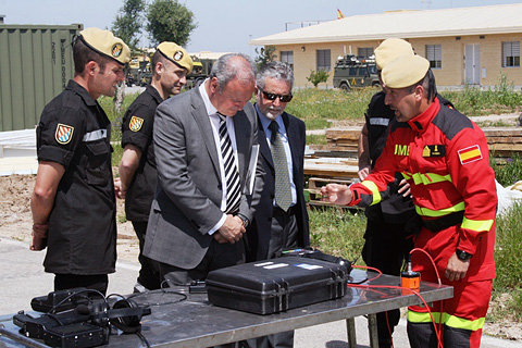 El director general Jos&eacute; Antonio Varela comprueba de primera mano la instrumentaci&oacute;n y equipos de b&uacute;squeda y rescate del batall&oacute;n.