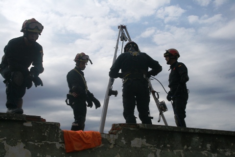 Efectivos del batall&oacute;n de Sevilla se preparan para realizar rescate vertical en espacios confinados.