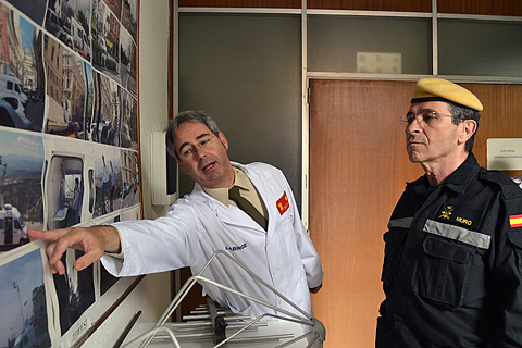 El coronel Rocabert explica al general Muro alguno de los proyectos realizados por el Laboratorio Central del Ej&eacute;rcito.