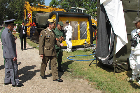 El general Muro conoce las capacidades NRBQ del quinto Batall&oacute;n de Ingenieros en K&eacute;nitra.