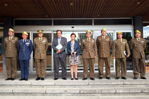 Foto de familia antes del inicio de la reuni&oacute;n