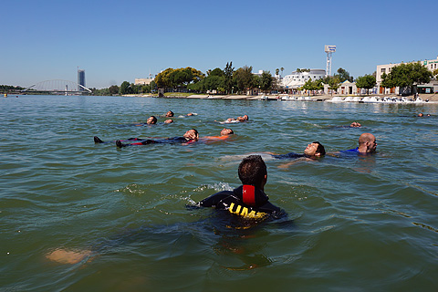 Los agentes del CNP realizando pr&aacute;cticas de salvamento acu&aacute;tico en aguas del r&iacute;o Guadalquivir,