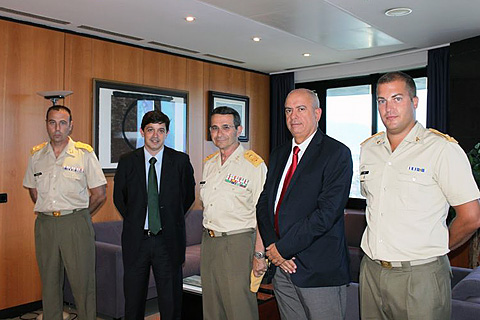 El consejero Gonz&aacute;lez y el general Muro, junto al resto de asistentes a la reuni&oacute;n.