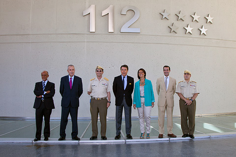 El presidente del Gobierno regional y el jefe de la UME, junto con el resto de autoridades que les han acompa&ntilde;ado en la visita.